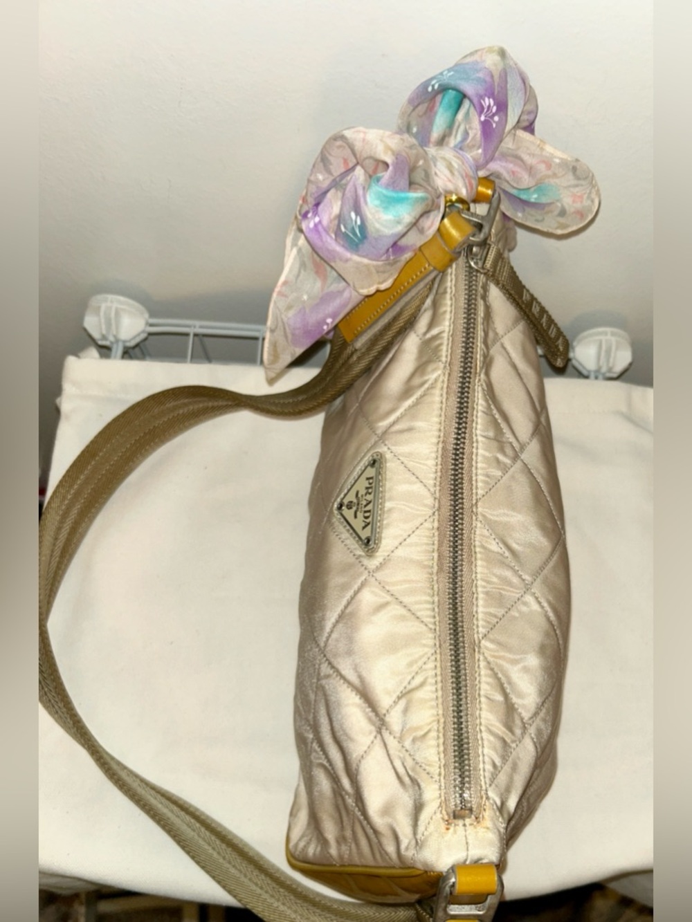 Authentic Vintage Prada Nylon tessuto Enamel Beige Shoulder Bag. Homemade Twilly - Picture 11 of 14